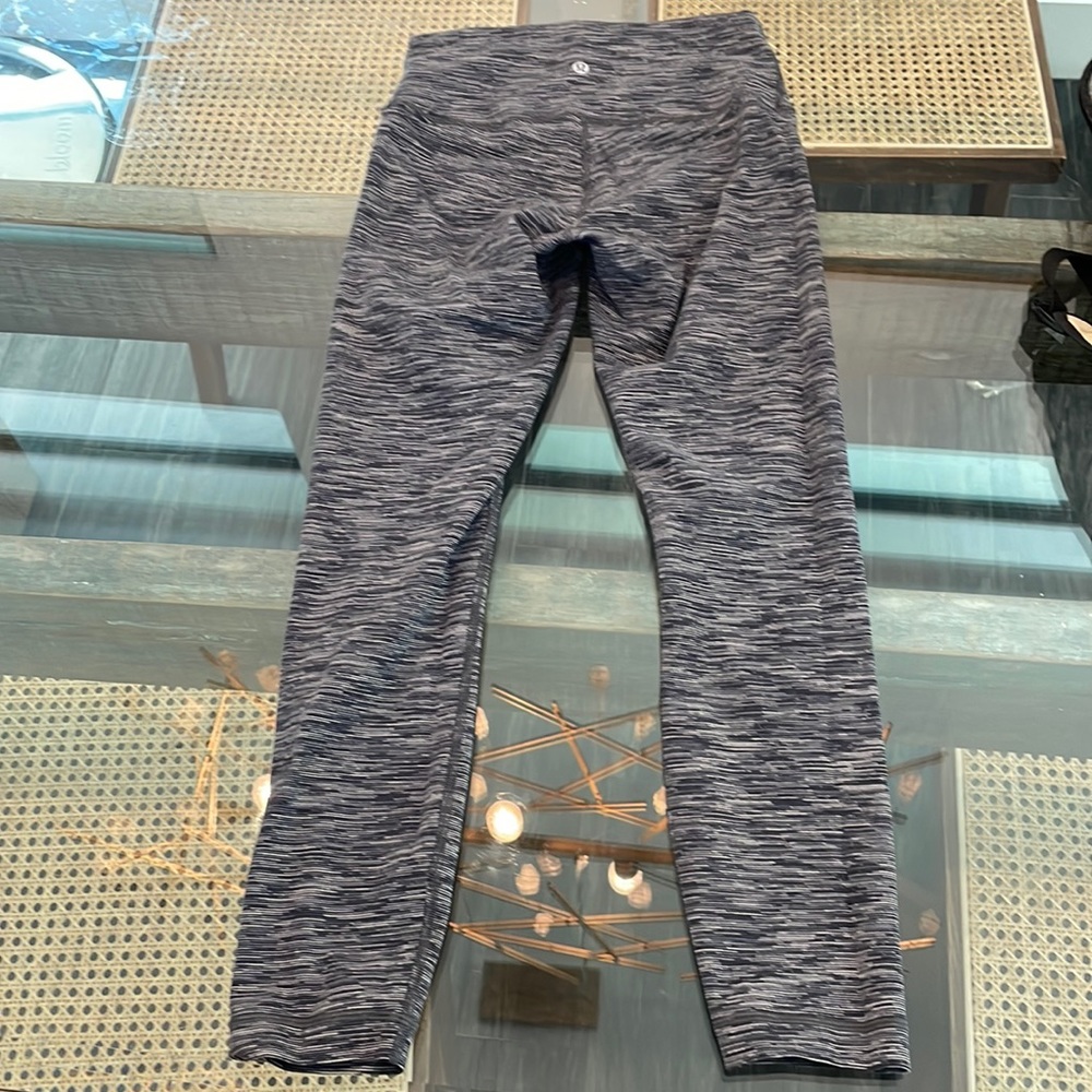 Lululemon Wunder Under Crops. Size 6.